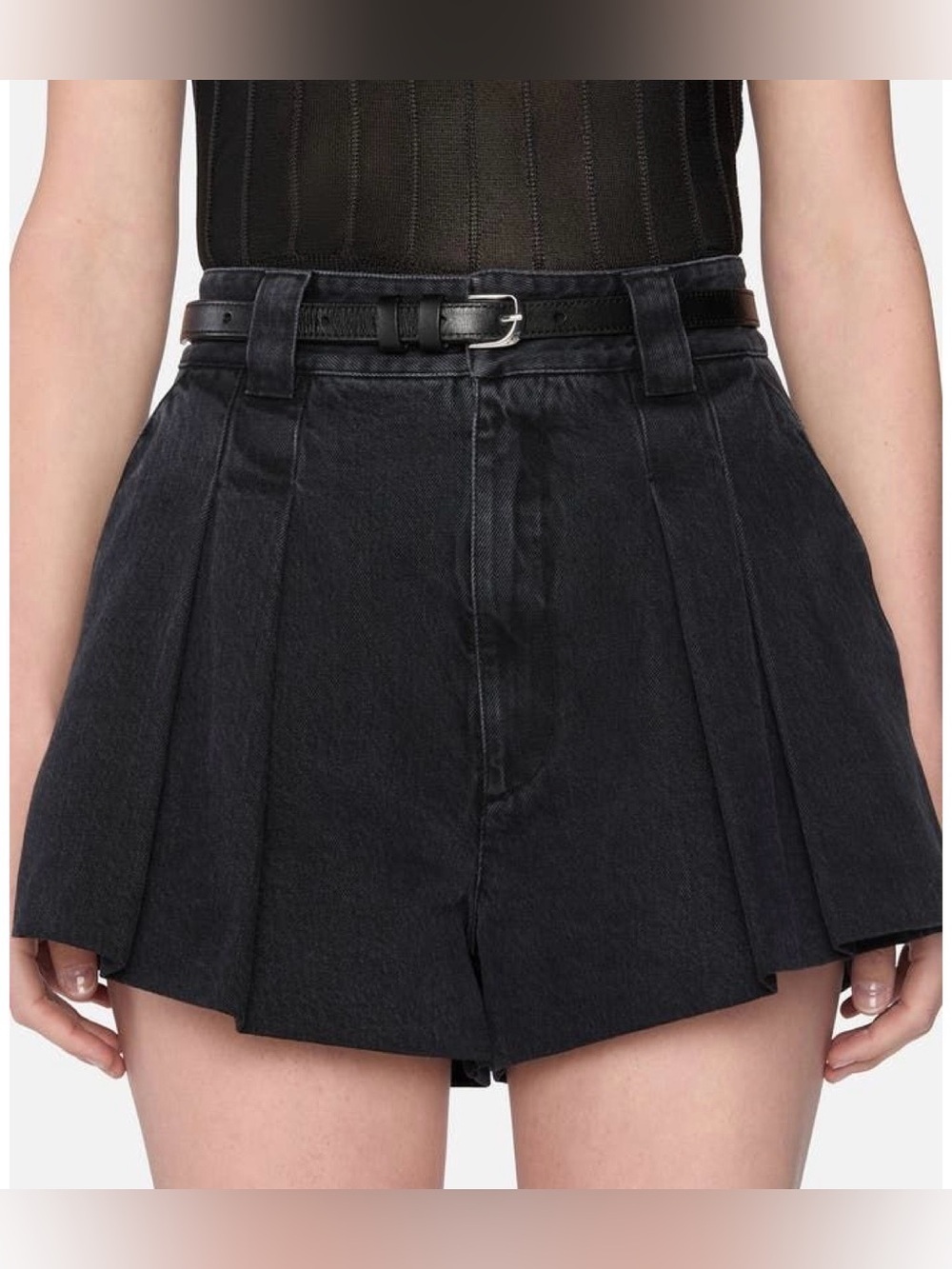 Frame structural pleated shorts. Excellent condition. Size 25.